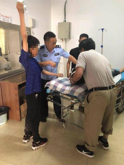 西双版纳女游客如厕遭野象攻击 多处骨折