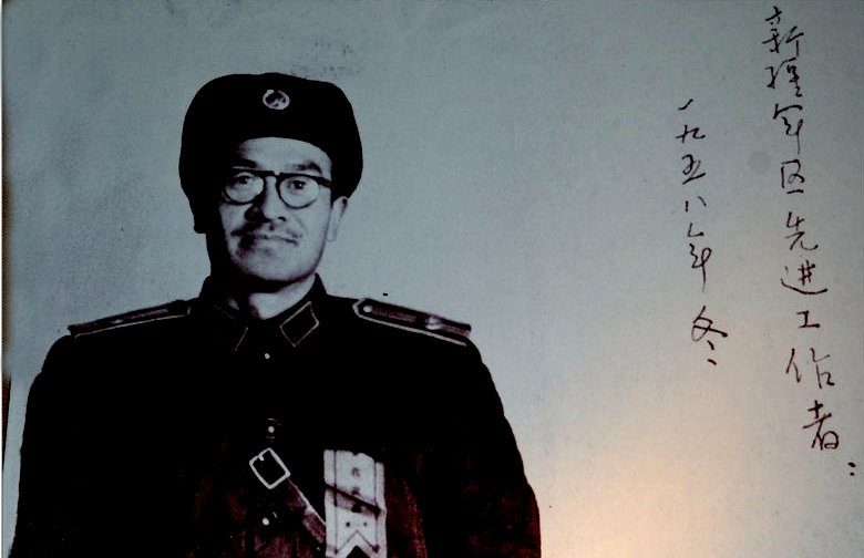 曾两次入狱长达18年,与金庸齐名享副师级待遇