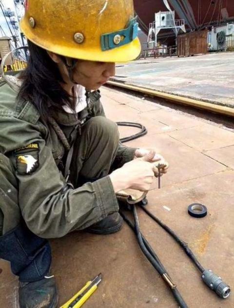 女孩高中辍学后,去工地做电焊工,当人们看到她