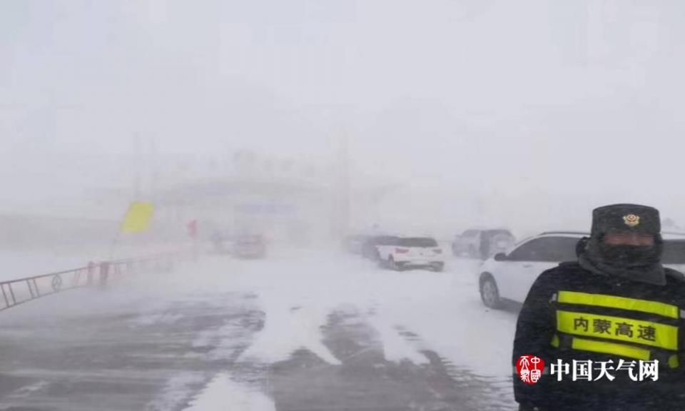 内蒙古霍林郭勒市强降雪 200多人被困获救