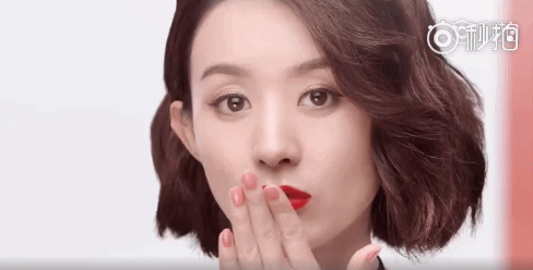 动图不说谎,赵丽颖短发大红唇变得越来越洋气了