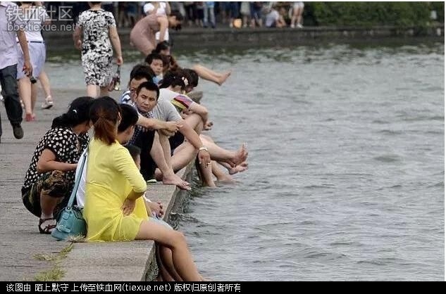 英媒称中国游客在世界遗产洗脚视频引发争议!