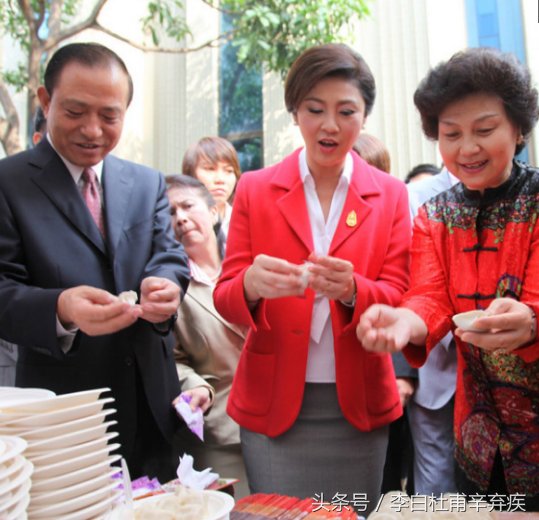 英拉回中国包饺子样子最美，有人为她放弃一切，不结婚也要在一起