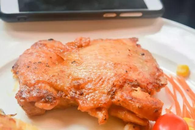 坐标白云区的这家希尔顿五星级酒店 出品赞水准高、价格亲民, 这次更是下血本 竟敢把新西兰肉眼牛排、西班牙黑毛猪排 放进了百元级的自助午餐畅吃菜单! 还有巨无霸级size的新西兰青口 越南甜虾、加拿大翡翠螺、墨鱼参 6款尖货刺身片片厚切 烤生蚝、小龙虾、手工现做披萨 以及10多款中西式热菜甜品一次全get! 就连小朋友也把持不住! 特设的儿童角薯条、爆米花、烤翅烤串、 饼干糖果一应俱全, 现场DIY曲奇饼、巧克力喷泉等 无不让人玩心大发! 加上酒店本就自带魅力光环: 拥有希尔顿五星级酒店的不
