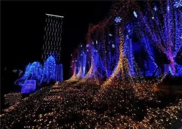 春节到了,山城重庆已变成了“天上的街市”