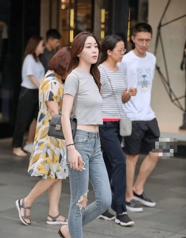 牛仔裤带来不一样的时髦感,搭配起来真是又别致又潮流 e乐博平台注册
