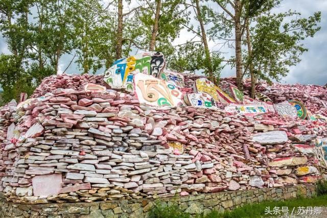 一人丢一块石头，结果成为世界最大的石堆，据说已达20亿