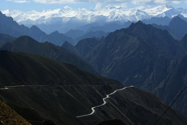 新藏公路，风景绝美，全世界海拔最高的公路，你敢挑战吗？