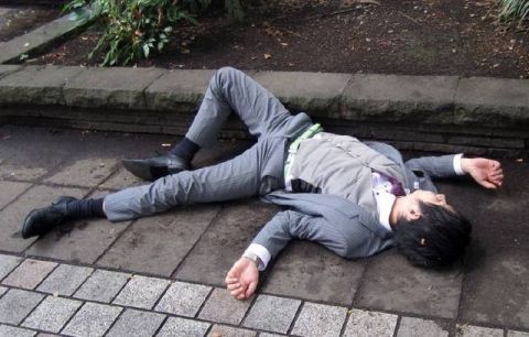 日本上班族工作压力太大,他们奇葩睡姿让人不