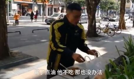 餐盒漏油遭退!帅气外卖小哥路边弯腰吃酸辣粉:没办法扔掉浪费!