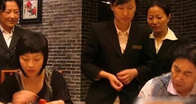 央视主持人水均益，抛弃瘫痪妻？却养智障大哥16年？