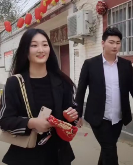 不再低调？大衣哥儿媳豪华座驾曝光，与朱小伟婚后生活甜蜜惹人羡