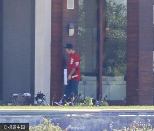 比伯和赛琳娜的信宠物狗在一起 两人租别墅过