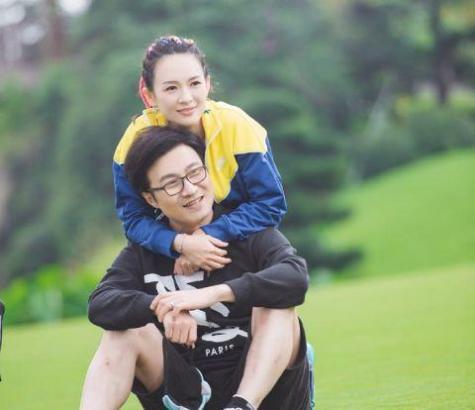 汪峰帮老婆章子怡拆头发,两人的坐姿?简直不能