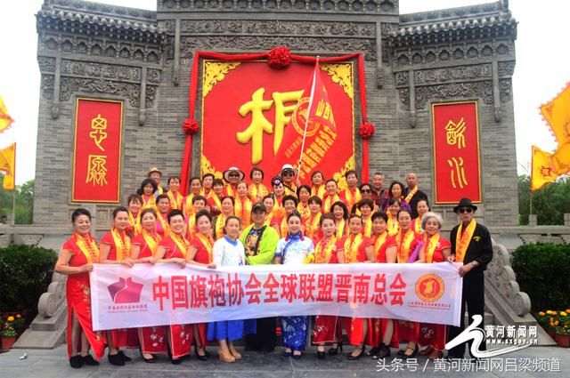 旗袍爱好者洪洞大槐树展示传统文化之美