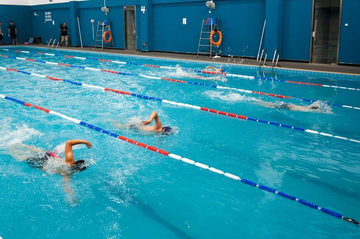 青少年儿童游泳比赛开赛