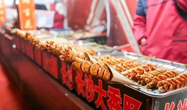 我在唐山 欢喜过年 走！约上小伙伴，到南湖景区看灯展去！