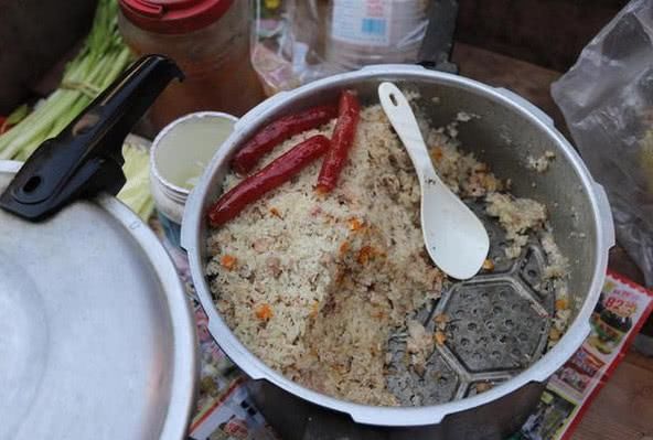 老奶奶手推“三轮车”街边卖糯米饭，一天赚足50元就回家