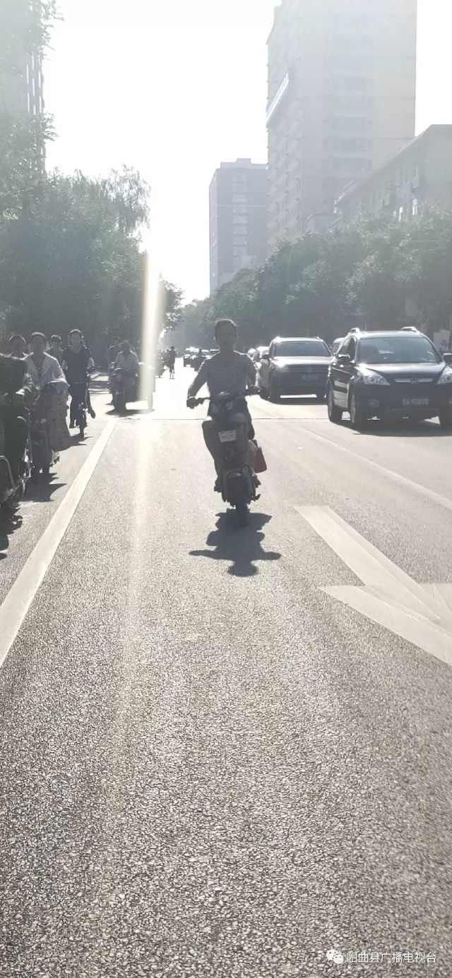 不按规定车道行驶