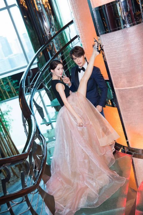 她是邓伦的前女友,曾与汪东城亲密似情侣,今与