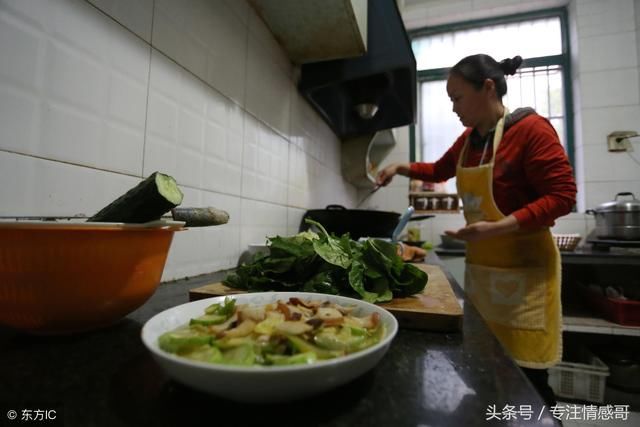 吃饭时看到婆婆碗底的肉，我气得把饭倒进拉圾桶