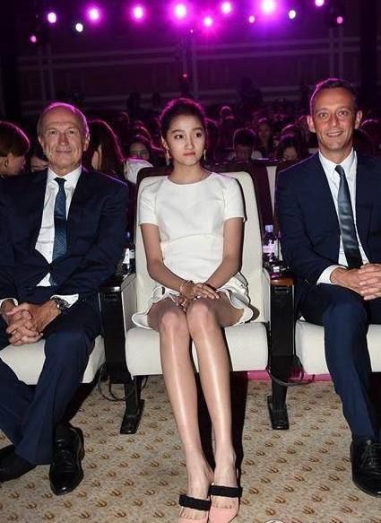 关晓彤出席活动,两套礼服对比网友:嫩粉超清新