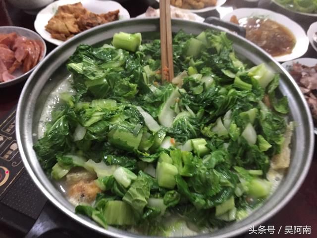 大姨妈家拜年,她却端了一大盘青菜招待我们,真相让我们感动
