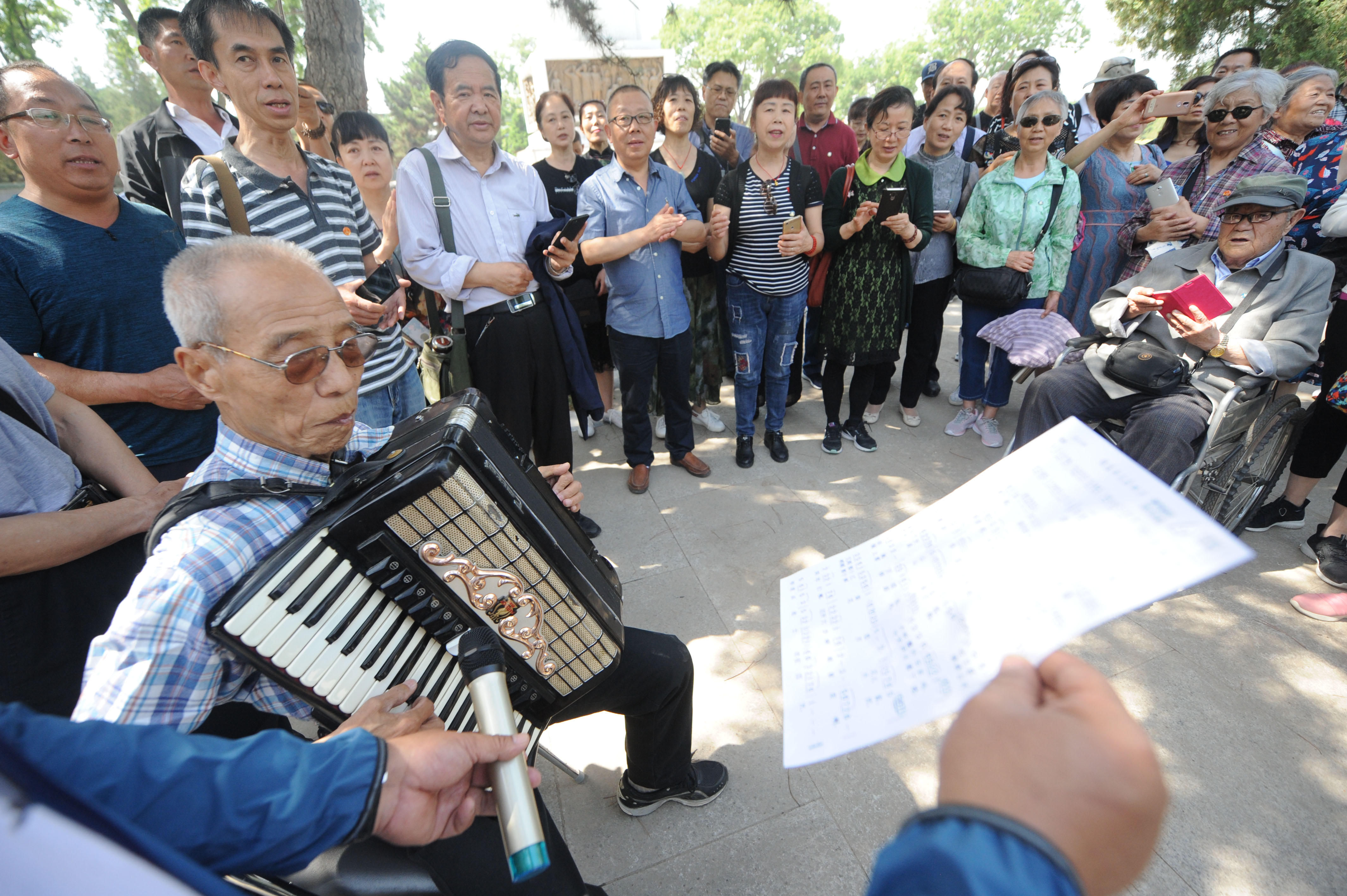 4名八旬老兵及战友家属70年后相聚，回忆战争:惨烈到棺材不够用