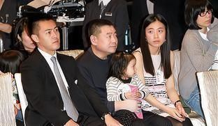 刘銮雄40岁儿子刘鸣炜恋情曝光，平民女友样貌普通，现以同居