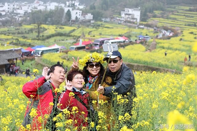 春天的婺源 油菜花盛开，姑娘头戴十元花环满山遍野拍照