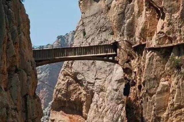 敢走吗?外国建的这条路比中国的玻璃栈道还恐怖!