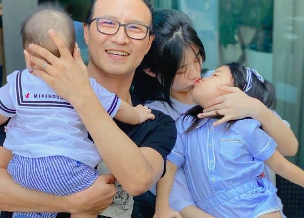 小苹果黏后妈，章子怡昔日出门工作，葛荟婕女儿人多也全程陪伴