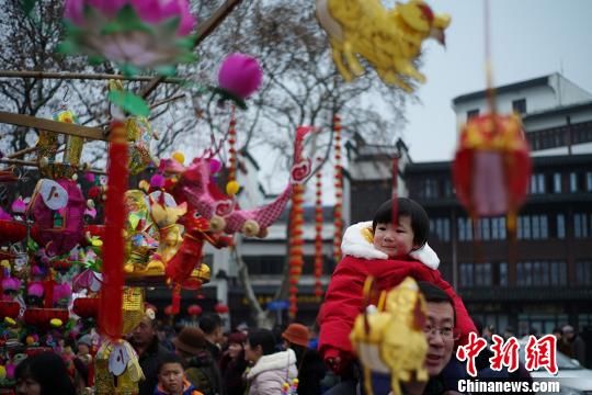 【新春见闻】南京传统手扎花灯扎堆上市“闹新春”