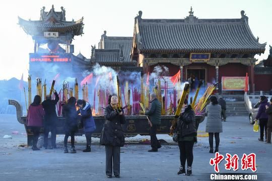 【新春见闻】山西大同民众正月初一烧高香祈福