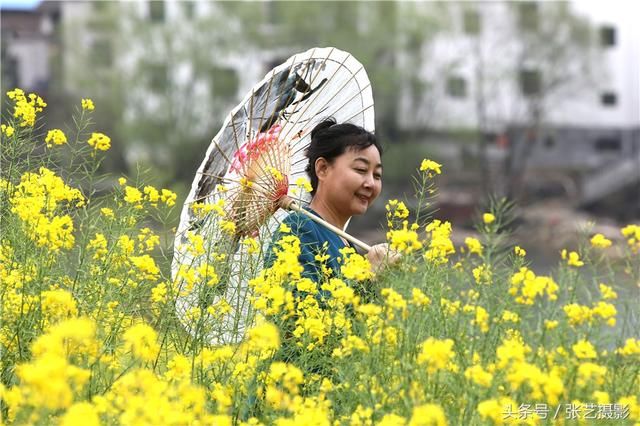 春天的婺源 油菜花盛开，姑娘头戴十元花环满山遍野拍照