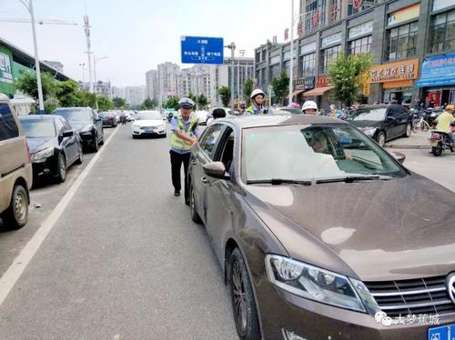 三伏天,一群穿制服的蜀黍在路上当起了推车汉