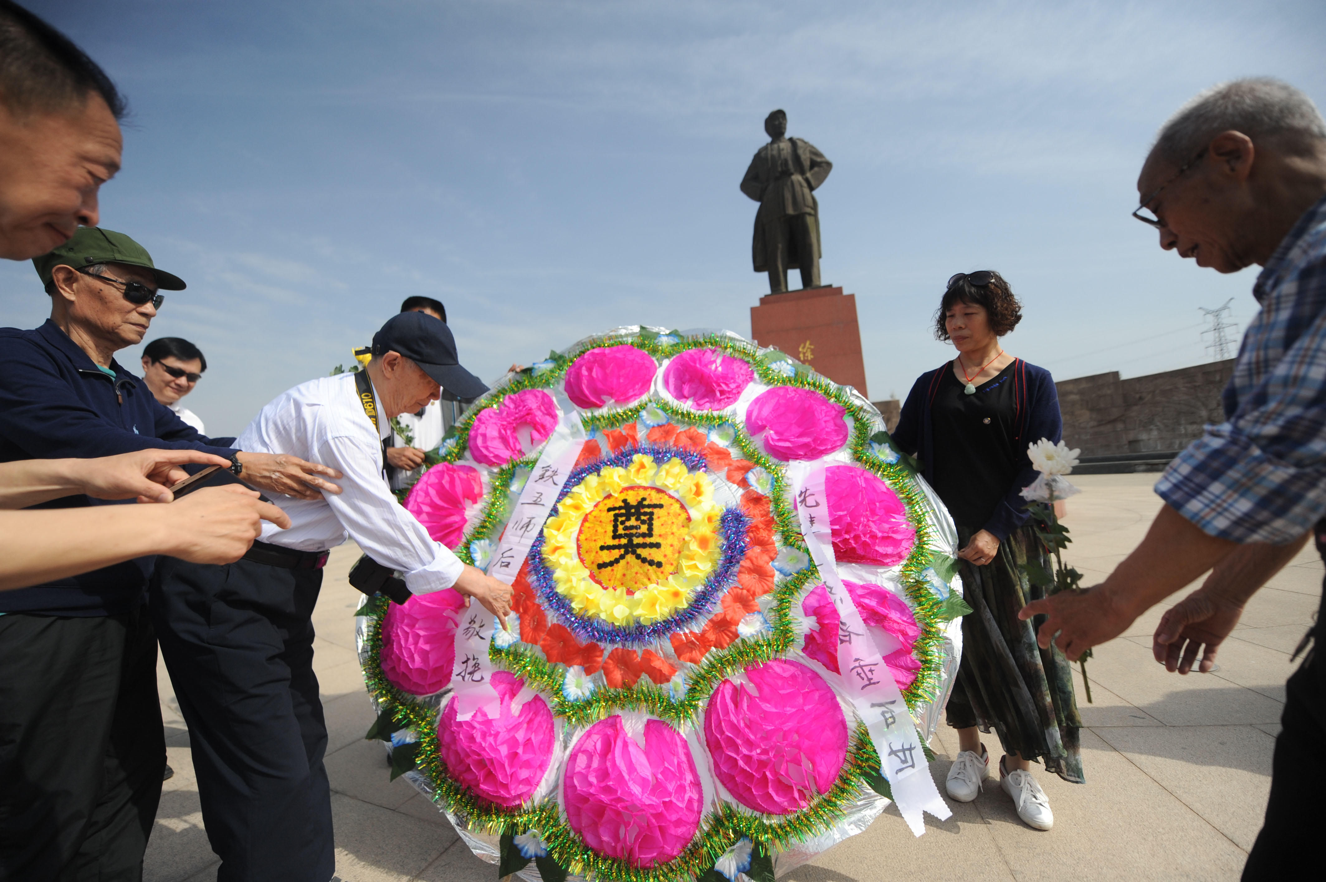 4名八旬老兵及战友家属70年后相聚，回忆战争:惨烈到棺材不够用