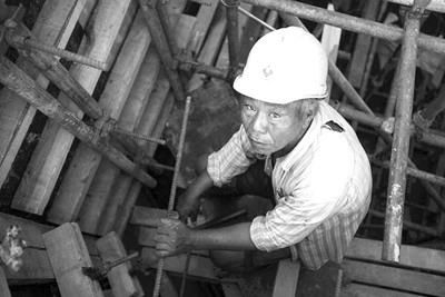 公职人员延迟退休了,农民打工者的年龄为什么