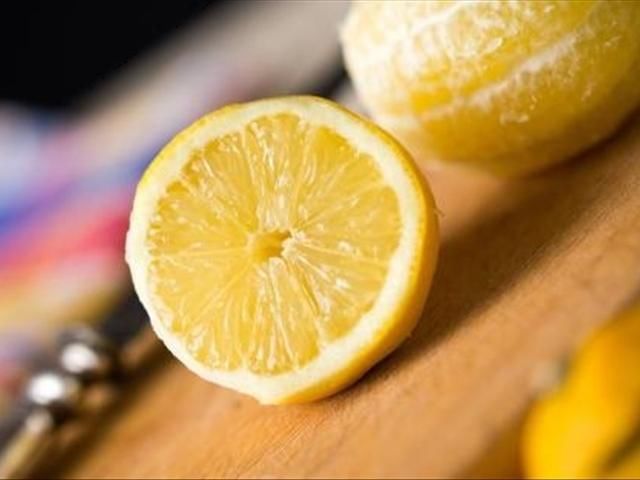 女生想要皮肤好,我们每天需要吃些柠檬会让我
