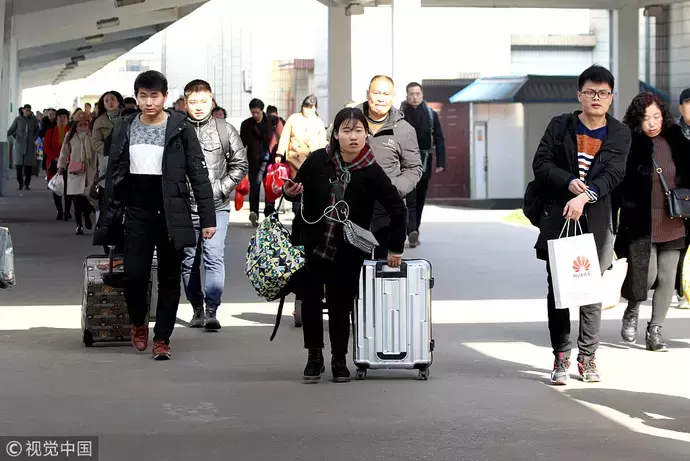 春节临近 河南许昌乘客步履匆匆返乡心切