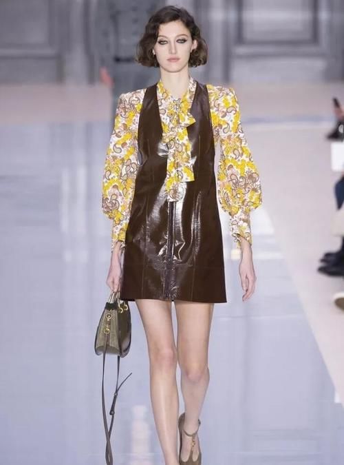 女明星出行最爱的背带裤,真的谁穿谁少女!