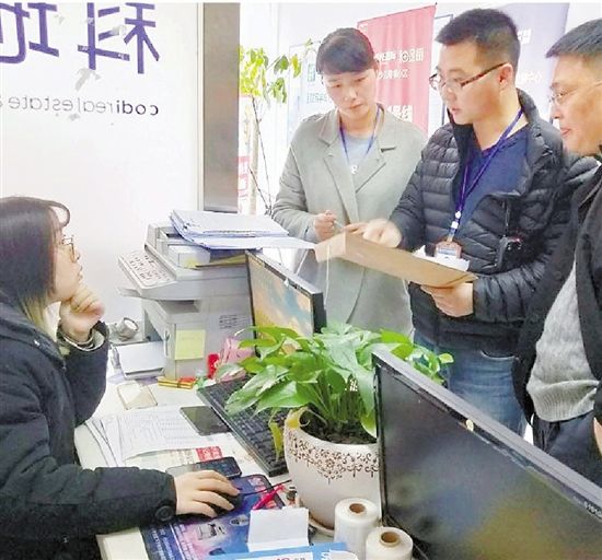 房产中介没有经纪备案证书 执法人员现场下发整改通知