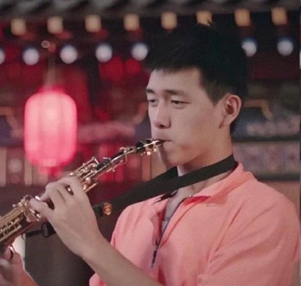 王俊凯特长架子鼓,李现萨克斯,刘宪华小提琴,看到杨紫:深藏不露呀!