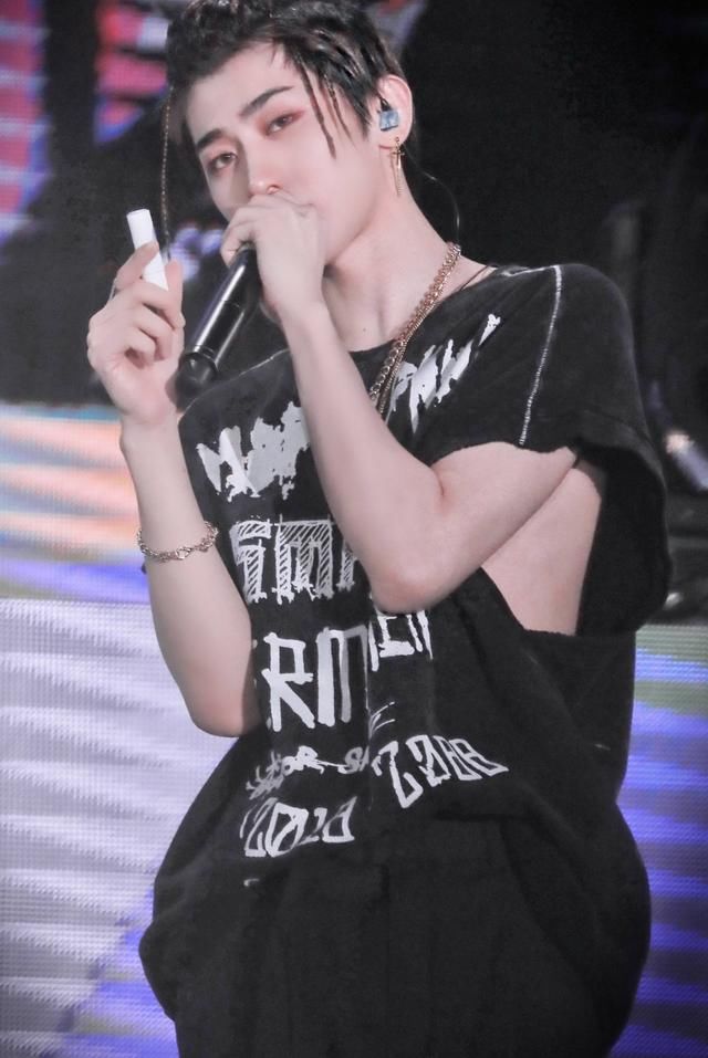 小鬼没有了脏辫,而蔡徐坤变成了脏辫,百分九男