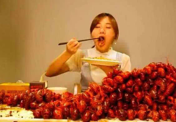 吃播小姐姐的龙虾是假的,碗也是假的,信了你的邪