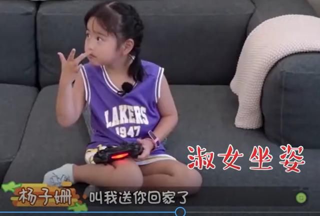都说饺子可爱，有谁注意她穿短裙的坐姿？包文婧放弃事业值了