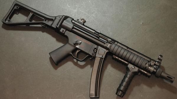 玩具枪用塑料,但是真枪也用塑料,是人疯了,还是