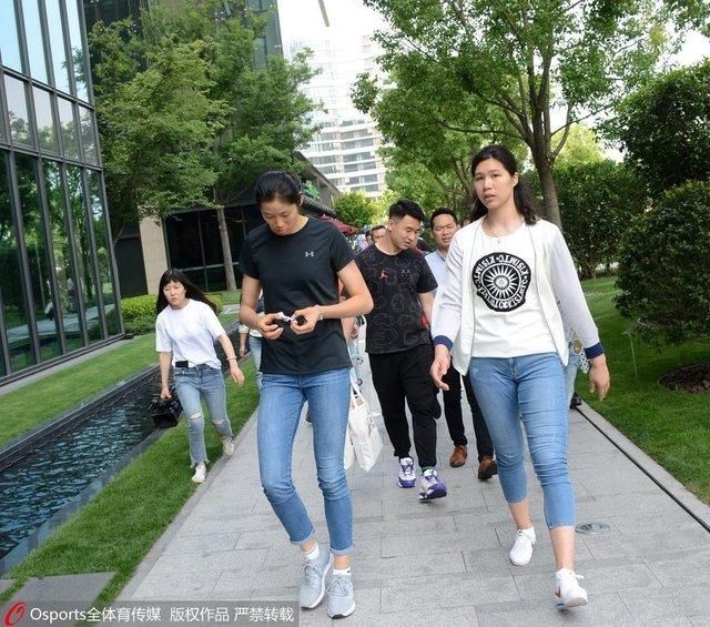 朱婷未进女排名单 现身上海低头疾走