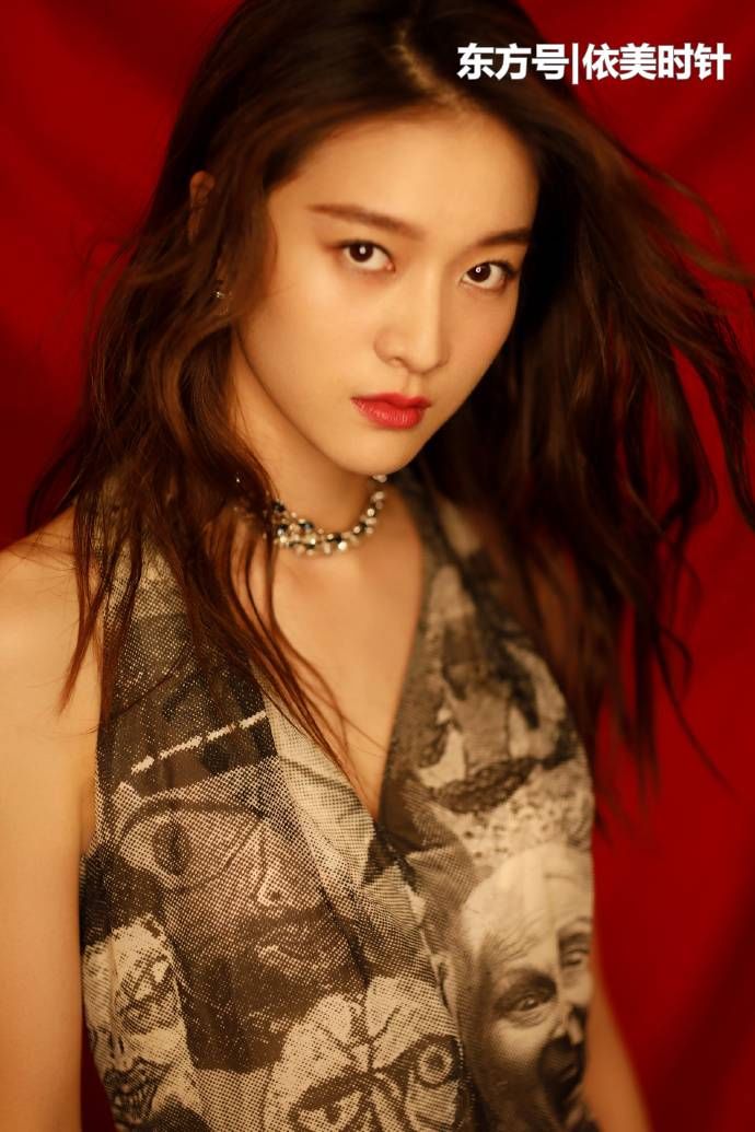 张雪迎出席颁奖礼,恐怖头像印花长裙看得心里