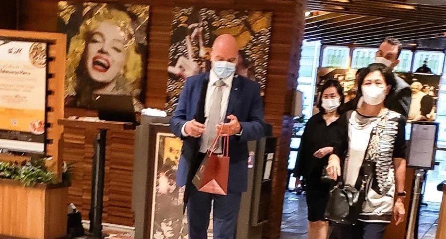 李嘉诚女友低调现身，身旁保镖惹眼，与李嘉诚相恋27年始终如一